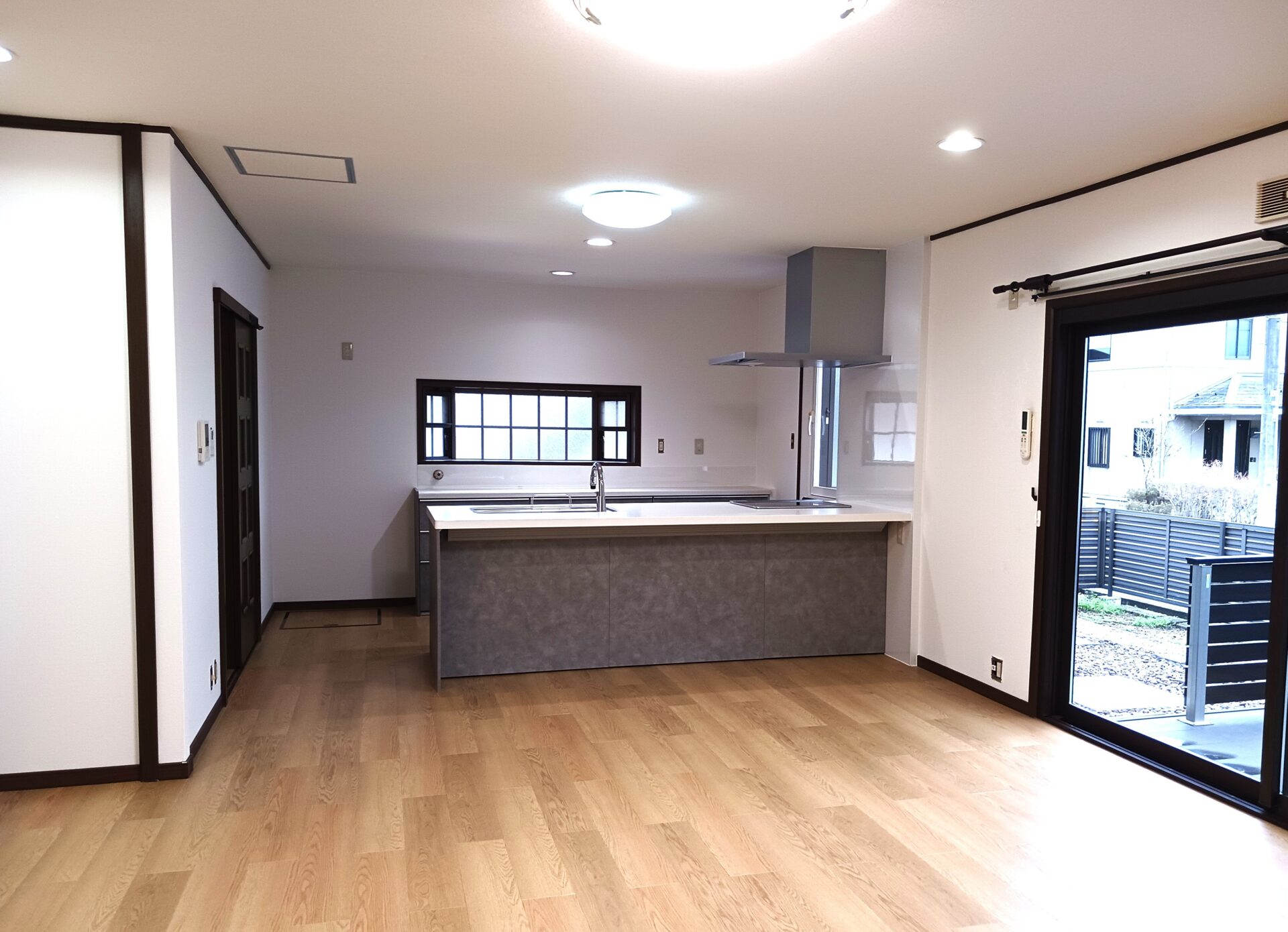 壁付けのキッチンから対面キッチンへ。さらにリビングや水まわりをリノベーション。