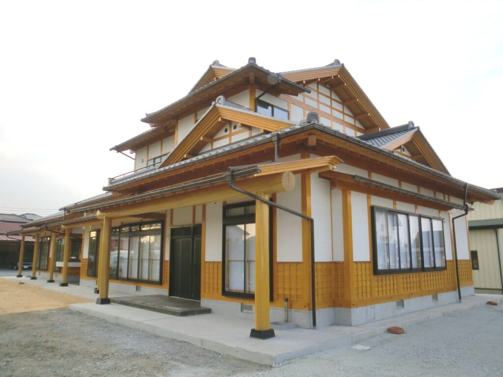 日本の伝統的な木造建築が魅せる壮大なるお家