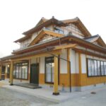 日本の伝統的な木造建築が魅せる壮大なるお家