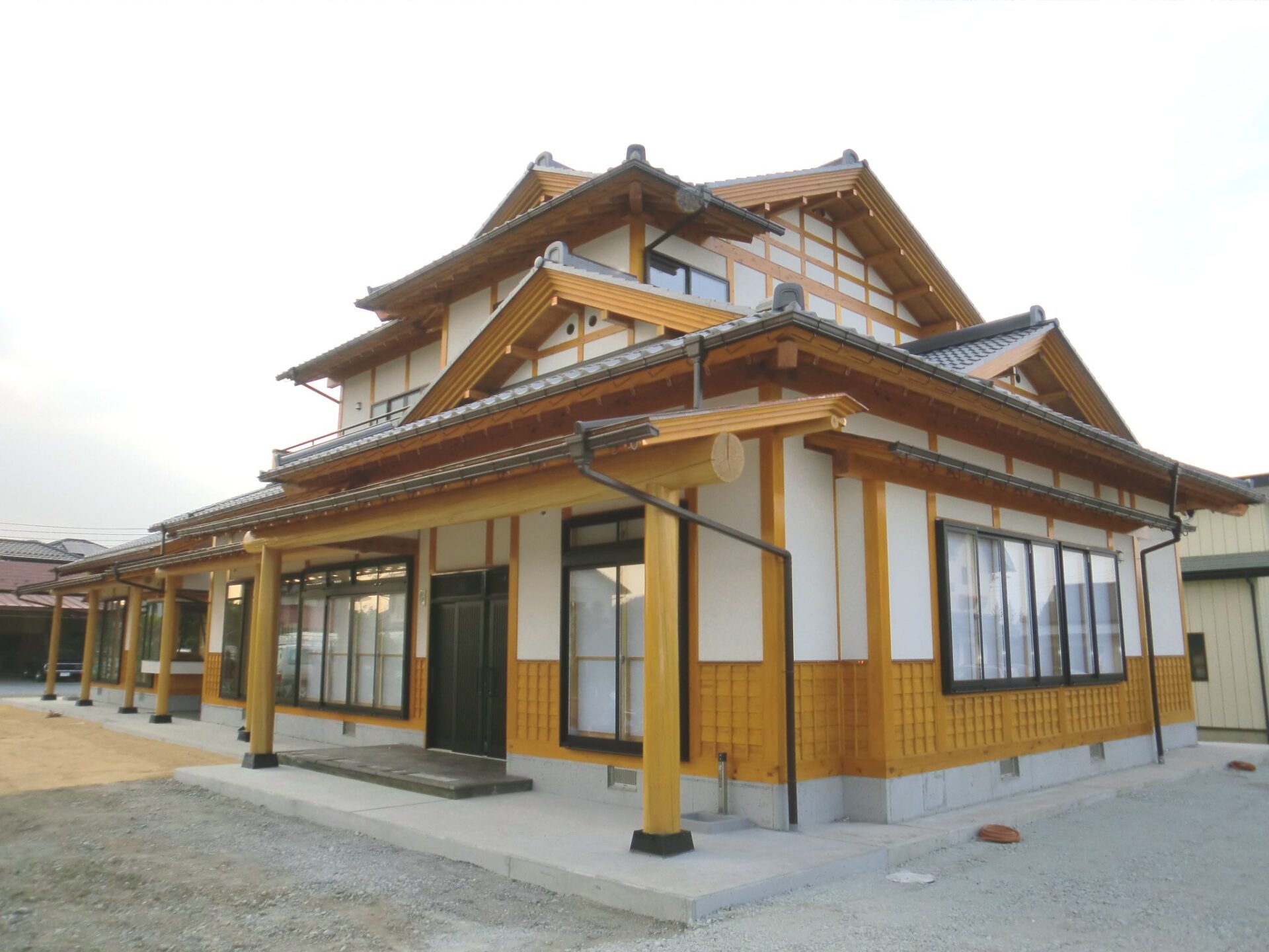 日本の伝統的な木造建築が魅せる壮大なるお家